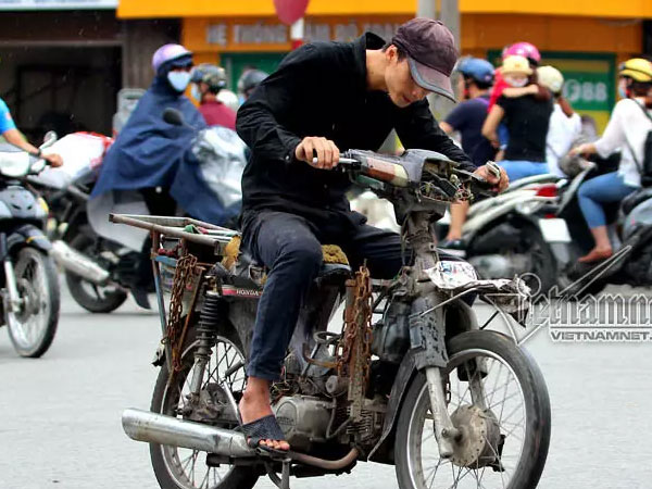 Hà Nội kiểm tra khí thải xe máy cũ, không xét thưởng nếu để dân đốt rơm rạ