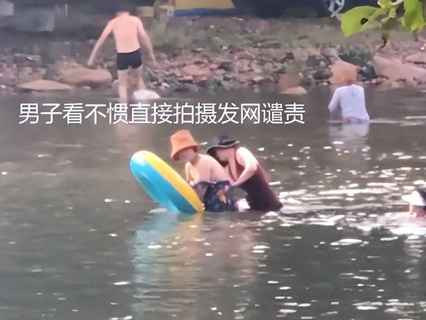 Đăng clip 'tố' hai người phụ nữ cởi đồ bơi tắm tiên, người đàn ông không ngờ bị ném đá kịch liệt