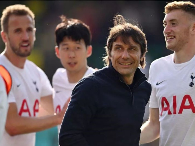 Conte đá xéo MU, ‘né’ áp lực Premier League