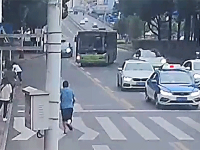 Cảnh sát rơi cả giày khi ngăn cản xe buýt mất lái bị trôi dốc