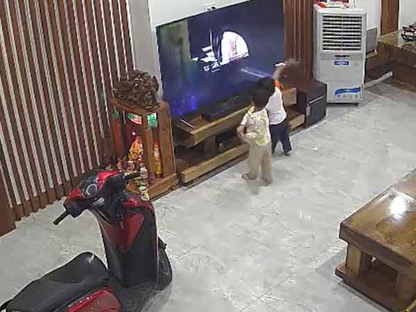 Để con tự chơi nhưng tivi lại hỏng, bố mẹ check camera, bất lực khi thấy hành động của 2 'quý tử'