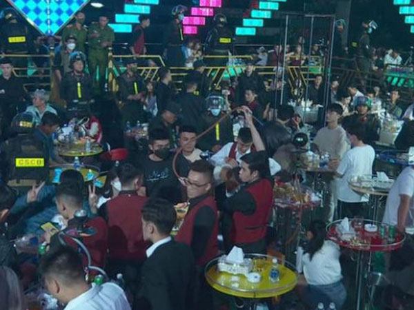 Hơn 300 cảnh sát 'đột kích' loạt quán bar, phát hiện nhiều 'dân chơi' dương tính với ma túy