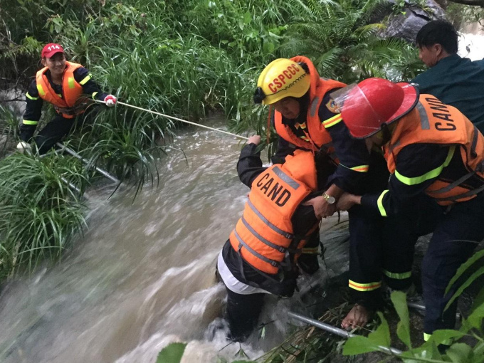 Gần 2 giờ giăng dây giải cứu 23 người mắc kẹt tại suối Tiên