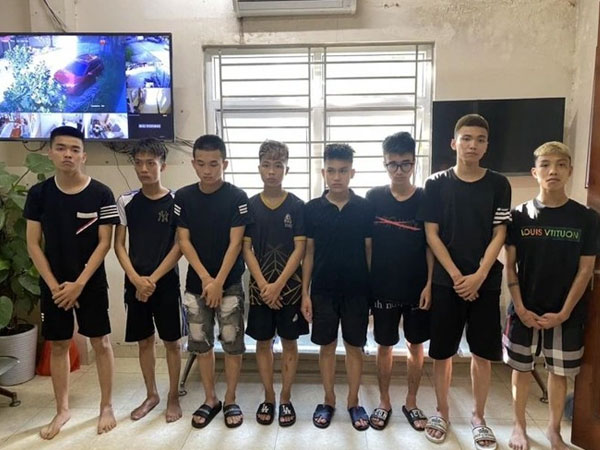 Mâu thuẫn trên MXH, 80 'trẻ trâu' vác hung khí đi 'hỗn chiến' ở Hà Nội