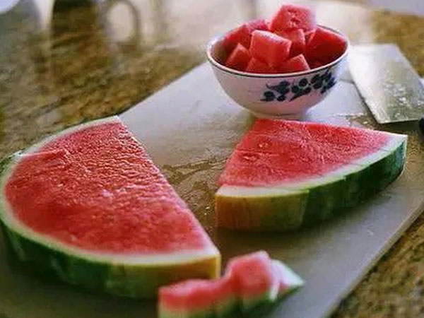 Cả gia đình nguy kịch vì ăn dưa hấu để qua đêm, cảnh báo thêm 3 loại quả không nên bảo quản trong tủ lạnh