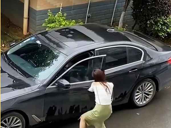 Chồng đi công tác nhưng ô tô lại đỗ ở nhà bạn thân, vợ phát hiện bí mật động trời
