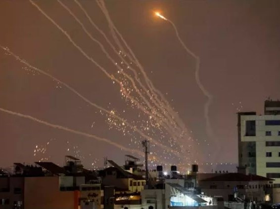Nhóm quân Palestine bắn hơn 100 quả rocket vào Israel