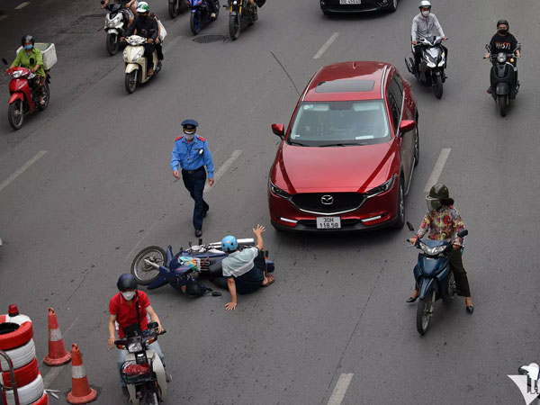 Ngày đầu phân làn trên đường Nguyễn Trãi: Ô tô, xe máy liên tục va chạm