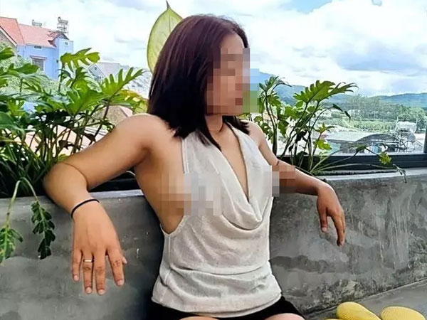Người phụ nữ gây sốc, khoe loạt ảnh thả rông du lịch khắp nơi