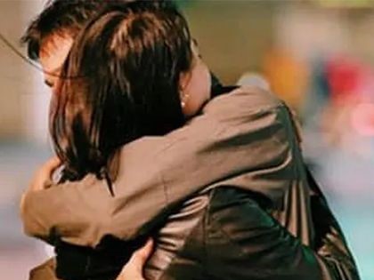 Bị nam đồng nghiệp ôm quá mạnh, cô gái gãy 3 xương sườn