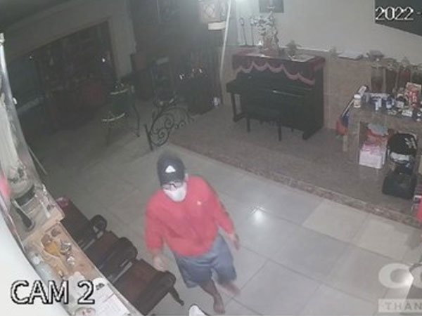 Tên trộm táo tợn vác hẳn chiếc thang lớn đến nhà dân trèo vào trộm tài sản