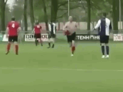 Clip: Sút bóng chưa vào lưới, cầu thủ vẫn cởi áo ăn mừng và cái kết