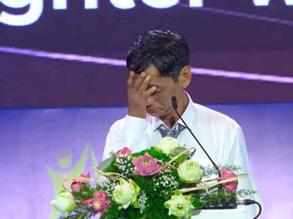 Người cha bật khóc trong lễ tốt nghiệp của con gái bị câm điếc bẩm sinh