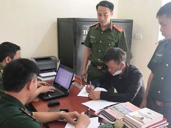 Cha trói tay, treo con gái lên trần nhà: Thường xuyên đánh con khi say rượu