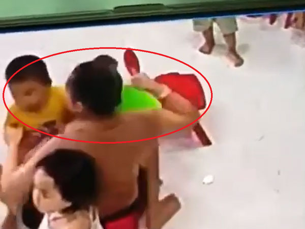 Xác minh clip bé trai 3 tuổi bị cô giáo hất cùi chỏ vào mặt