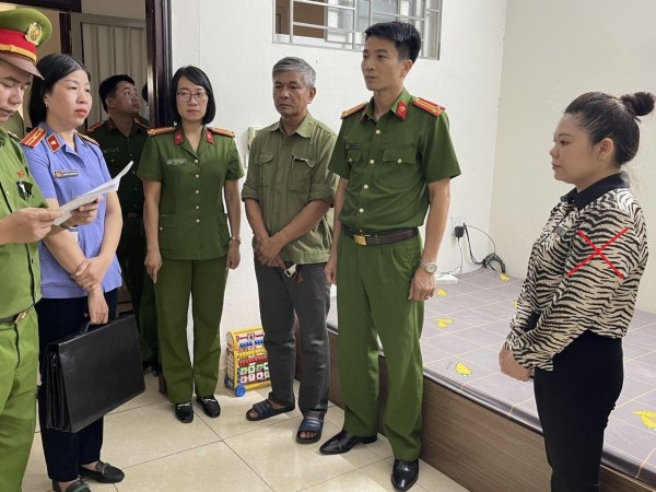 Làm giả chứng minh nhân dân để chiếm đoạt tiền ngân hàng