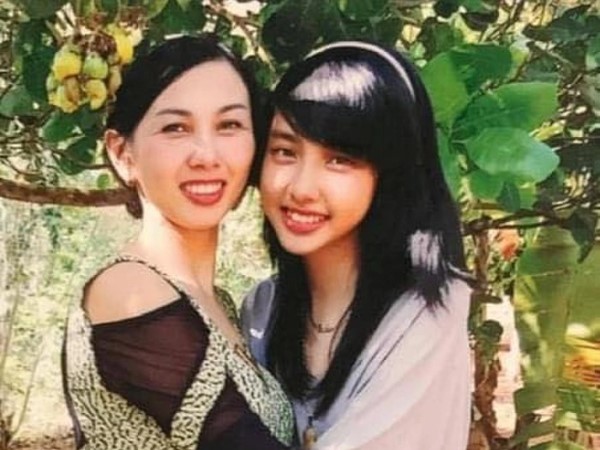 Người mẹ trẻ trung của Hoa hậu Thùy Tiên: Thường bị nhầm là chị ruột của con gái