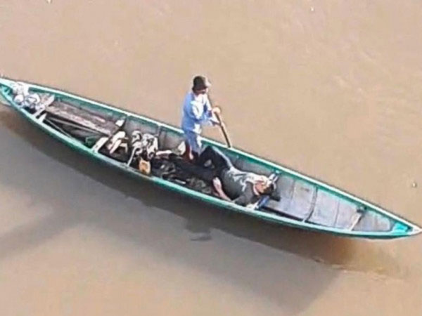 Bỏ xe trên cầu, người đàn ông gieo mình xuống nước nhưng gặp trúng chỗ cạn
