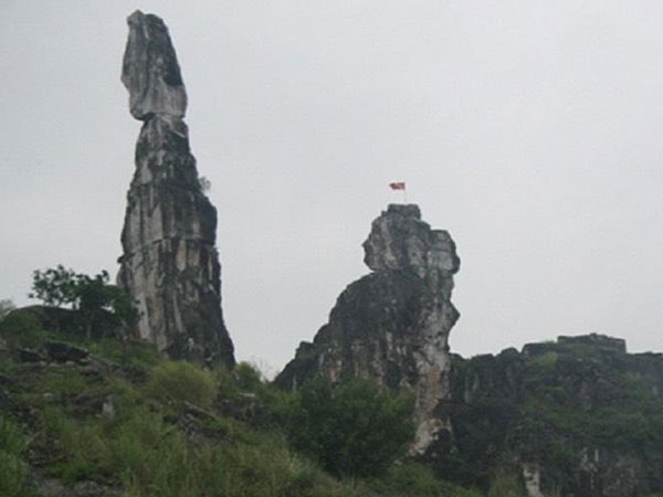 Hòn Vọng Phu ở Thanh Hóa bị sét đánh, sạt lở một số khối đá lớn