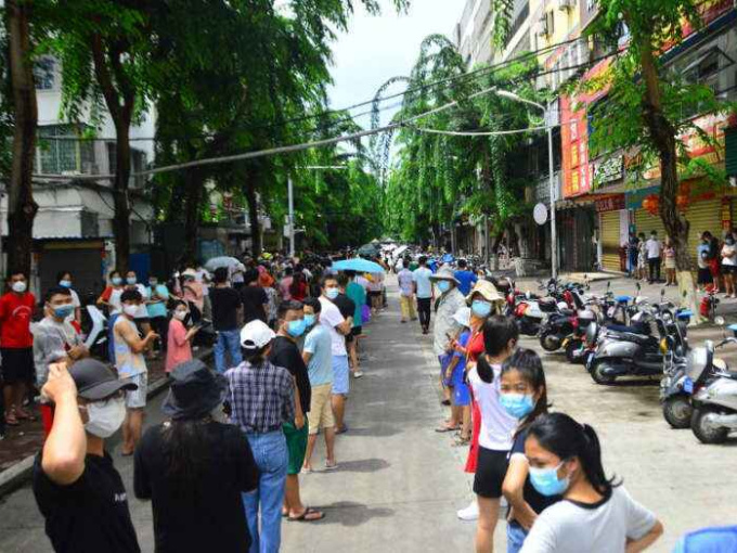 Trung Quốc bất ngờ phong tỏa thành phố du lịch vì Covid-19, 80.000 du khách mắc kẹt trên đảo