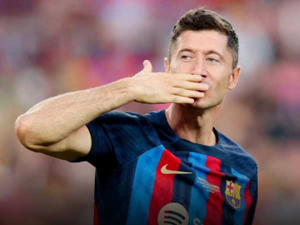 Lewandowski tỏa sáng, Barca nghiền nát Pumas