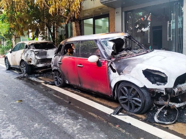 Mini Cooper cùng Mazda3 bỗng dưng bốc cháy lúc rạng sáng