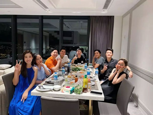 Hậu tin đồn được con trai bầu Hiển cầu hôn, Đỗ Mỹ Linh công khai xuất hiện trong buổi tiệc của nhà chồng tương lai
