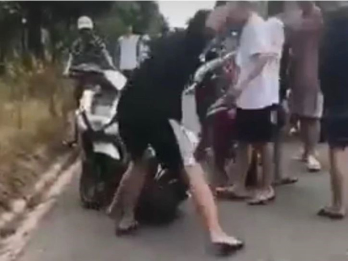 Mâu thuẫn trong lúc đá bóng, nam sinh lớp 9 bị 'đàn anh' chặn đường, đánh tới tấp dù đã xin lỗi