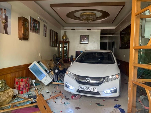 'Thót tim' với màn lùi xe của chị gái khiến cửa nhà dân bên đường nát vụn