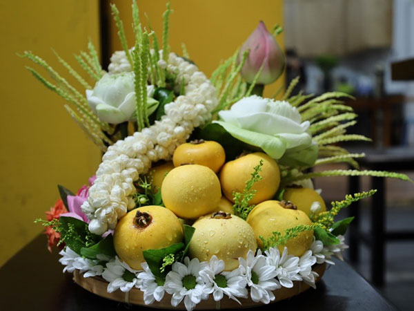 Hà Nội: Người dân đặt mâm hoa tiền triệu cúng Rằm tháng 7