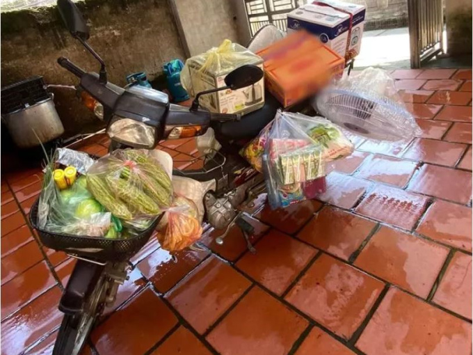 Con nhập học, mẹ chuẩn bị nguyên 'tiệm tạp hóa' mang lên thành phố