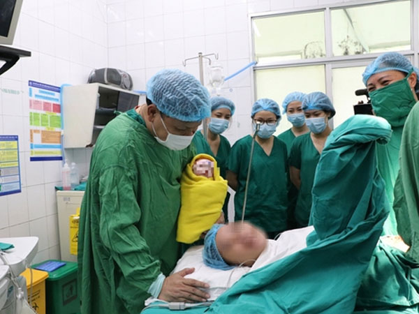 12 tuần nín thở giữ thai cho sản phụ hiếm muộn vỡ tử cung từ tuần 26