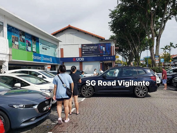 Bị người lớn bỏ lại trong xe, đứa trẻ tự lái ô tô rồi gây tai nạn