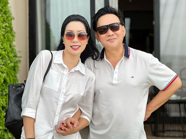 Trịnh Kim Chi đi du lịch cùng chồng đại gia, 22 năm cưới vẫn thắm thiết như thuở mới yêu