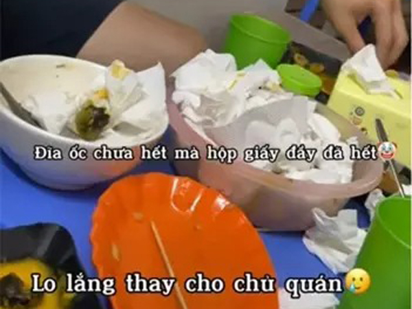 Cạn lời với cảnh 'thượng đế' ăn ốc bằng giấy vì sợ bẩn tay, dân tình: 'Chọn món khác hoặc khỏi ăn đi!'