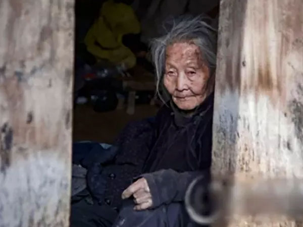 Bà lão sống khổ nhất làng, khi mất để lại tiền khiến 6 người đếm mỏi tay