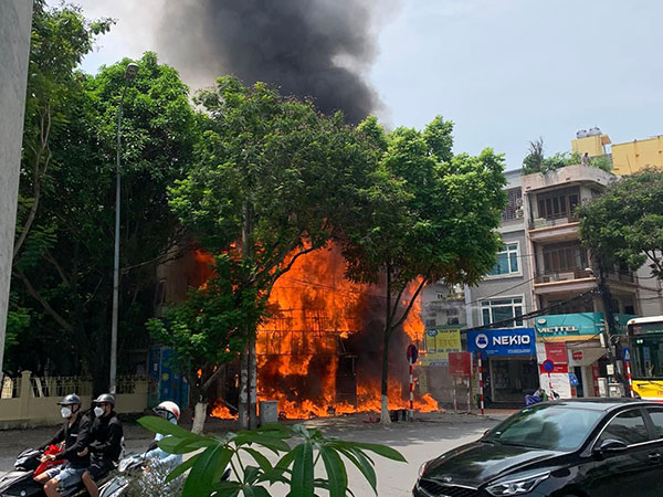Lửa ngùn ngụt bao trùm hai cửa hàng tại ngã ba Hồ Tùng Mậu - Trần Bình