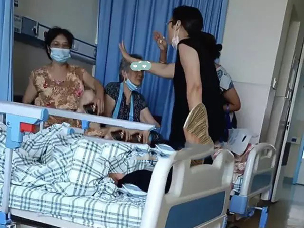 Mẹ già bất lực ngồi nhìn 3 con gái cãi nhau xem ai phải ở lại chăm bệnh mặc cho y tá can ngăn