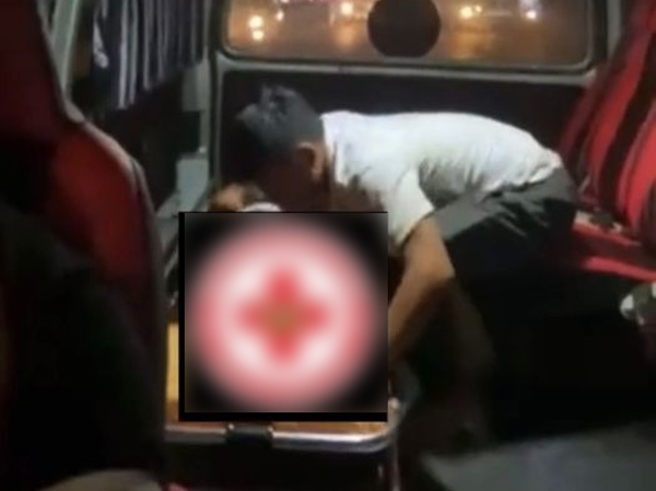 Người đàn ông ôm vợ khóc lóc trên xe cấp cứu: 'Anh hứa sẽ không nhậu nữa, anh sai rồi! Em ráng lên sống với anh nha!