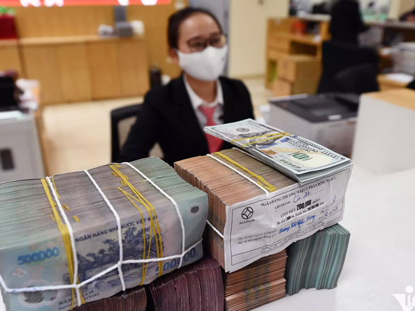 Lãi suất leo đỉnh: Nhà băng dư thừa tiền, DN 'khóc' vì đói vốn