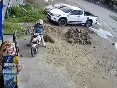 Thiếu quan sát lúc quay xe, người đàn ông nhận kết cục đầy đau đớn