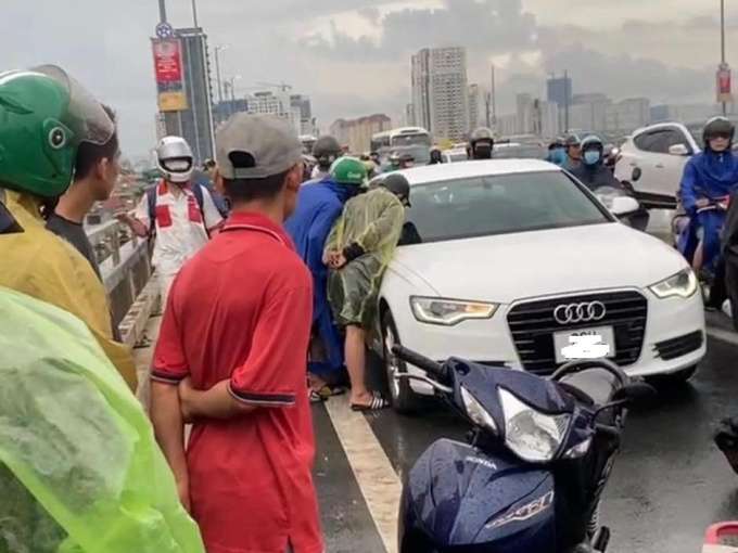Thi thể người đàn ông dưới chân cầu Nhật Tân, trên cầu xe Audi A6 bị bỏ lại vẫn đang nổ máy