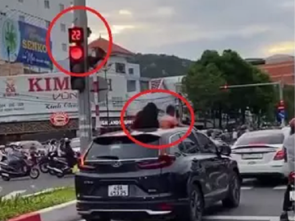 Xác minh clip ô tô vượt đèn đỏ, 2 trẻ em thò hơn nửa người ra cửa sổ trời