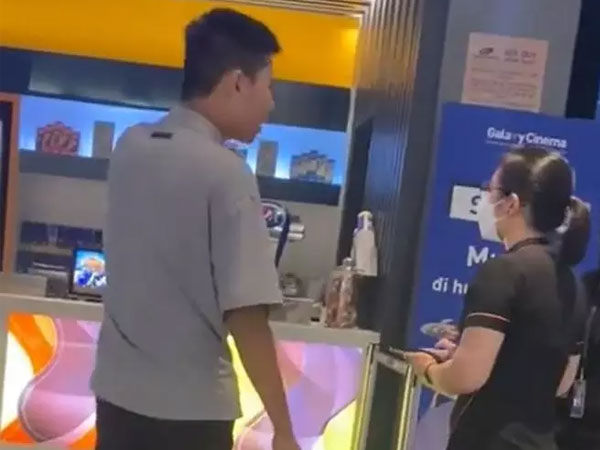 Quản lý rạp đòi xé vé vì khách không đủ tuổi xem phim?