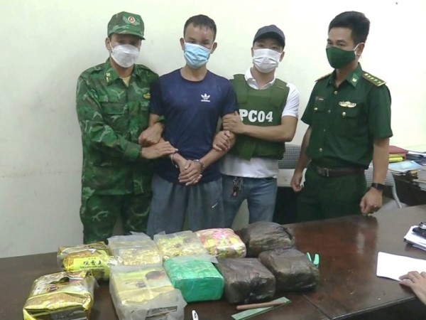 Vận chuyển 10 kg ma túy đá lấy 150 triệu đồng tiền công
