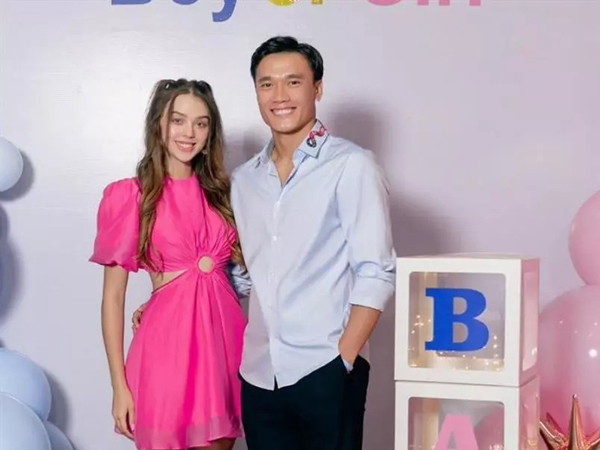 Mang bầu nhan sắc vợ Tây của Bùi Tiến Dũng ngày càng chất