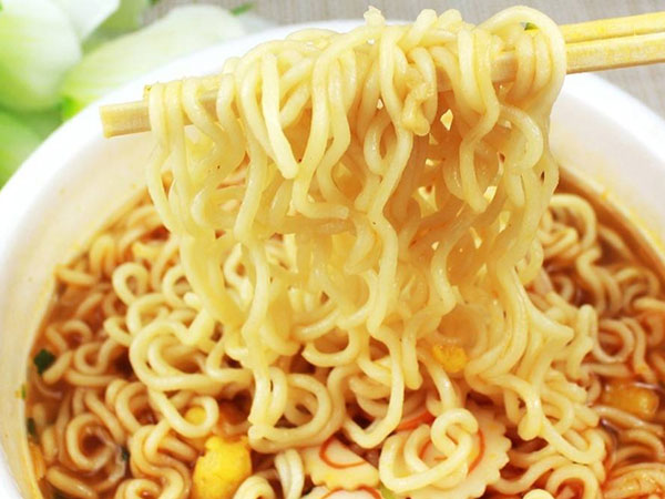 Hy hữu: Người đàn ông ngừng tim, ngừng thở, hôn mê sâu vì...hóc mì tôm