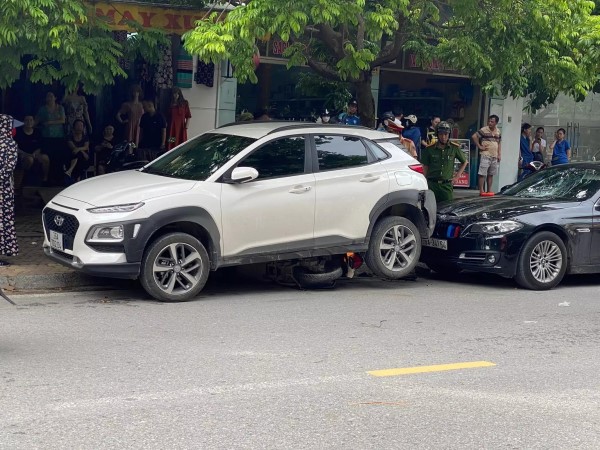 Ô tô lùi mất kiểm soát chèn lên xe máy chở 3 người ở Thanh Hóa