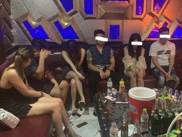 Bí ẩn dịch vụ ngầm trong quán karaoke Nhật Thủy