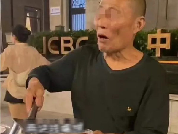Cụ ông bán nước hảo tâm bị MXH vùi dập, bóc trần mặt xấu thế giới ảo